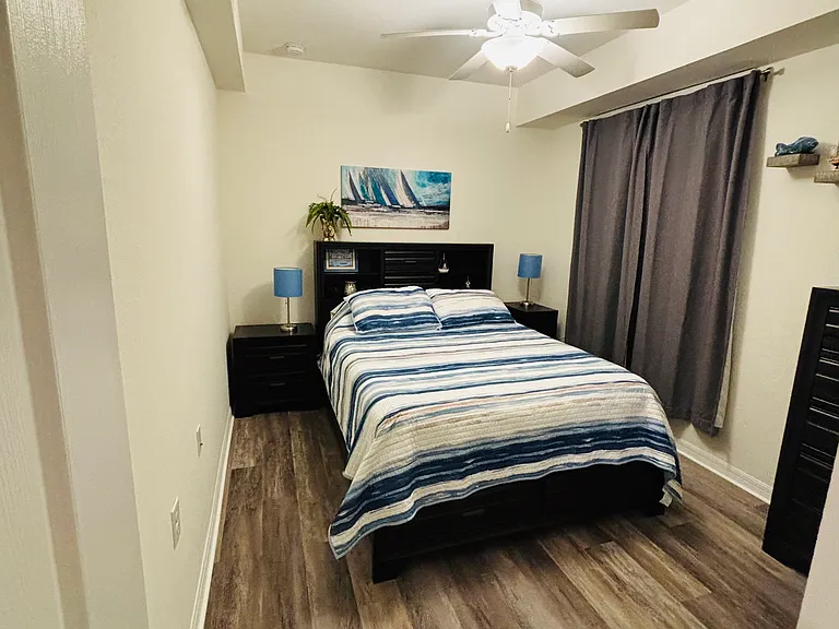 Guest Bedroom
Queen Bed