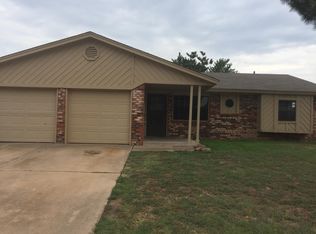 1032 NW 9th St, Moore, OK 73160