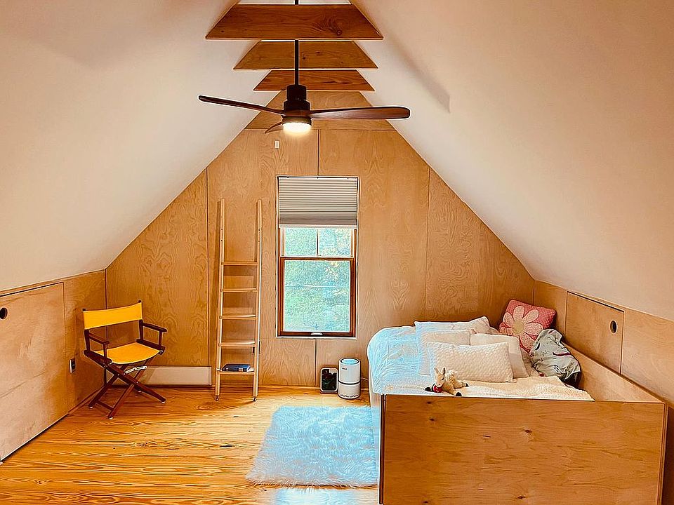 Attic bedroom +studio 