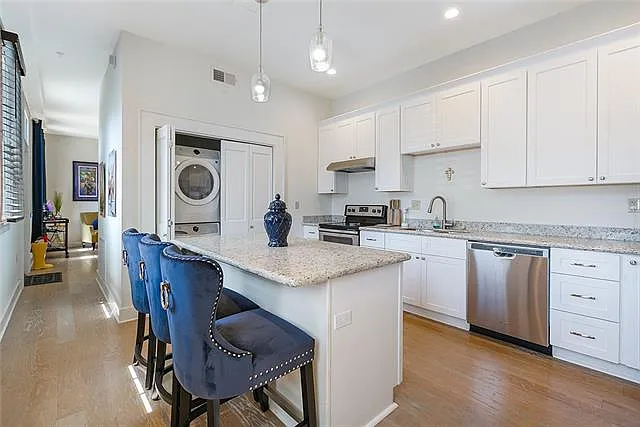 2 bed, 1.5 bath, 1078 sqft, $2,000 — Photo 3