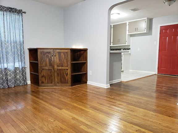4th image of 726 W Cornelia Cir