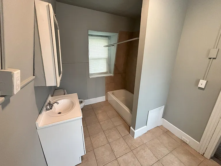 211 Front St #4 — Photo 9