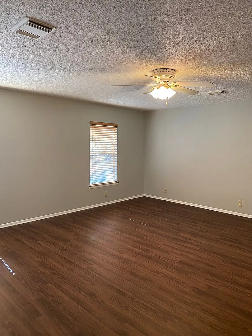 3 Bedroom 2 1/2 bath Parkwood Subdivision — Photo 3