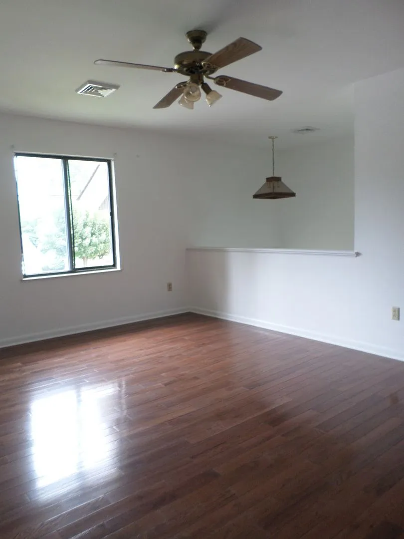 4 Bedroom 3 Bath House with 1 Car Garage — Photo 3