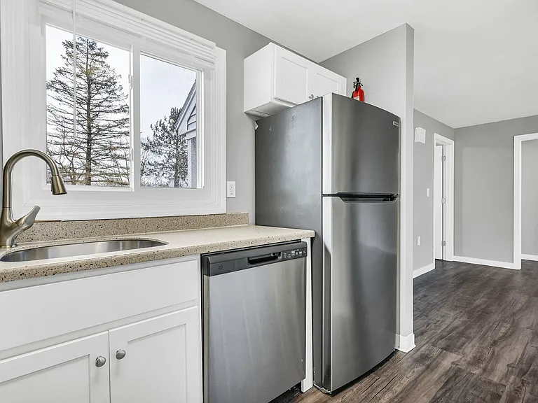 Tamarlane Apartments — Photo 9