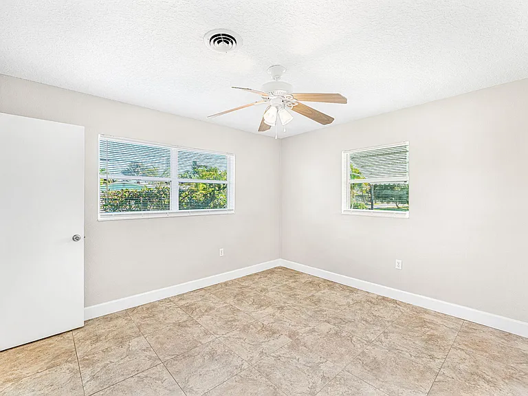 406 N Neptune Dr — Photo 17
