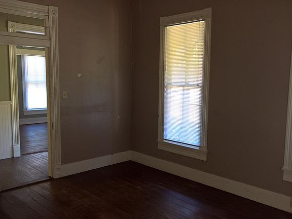 Living room, connects to entry and bath - pic 1.