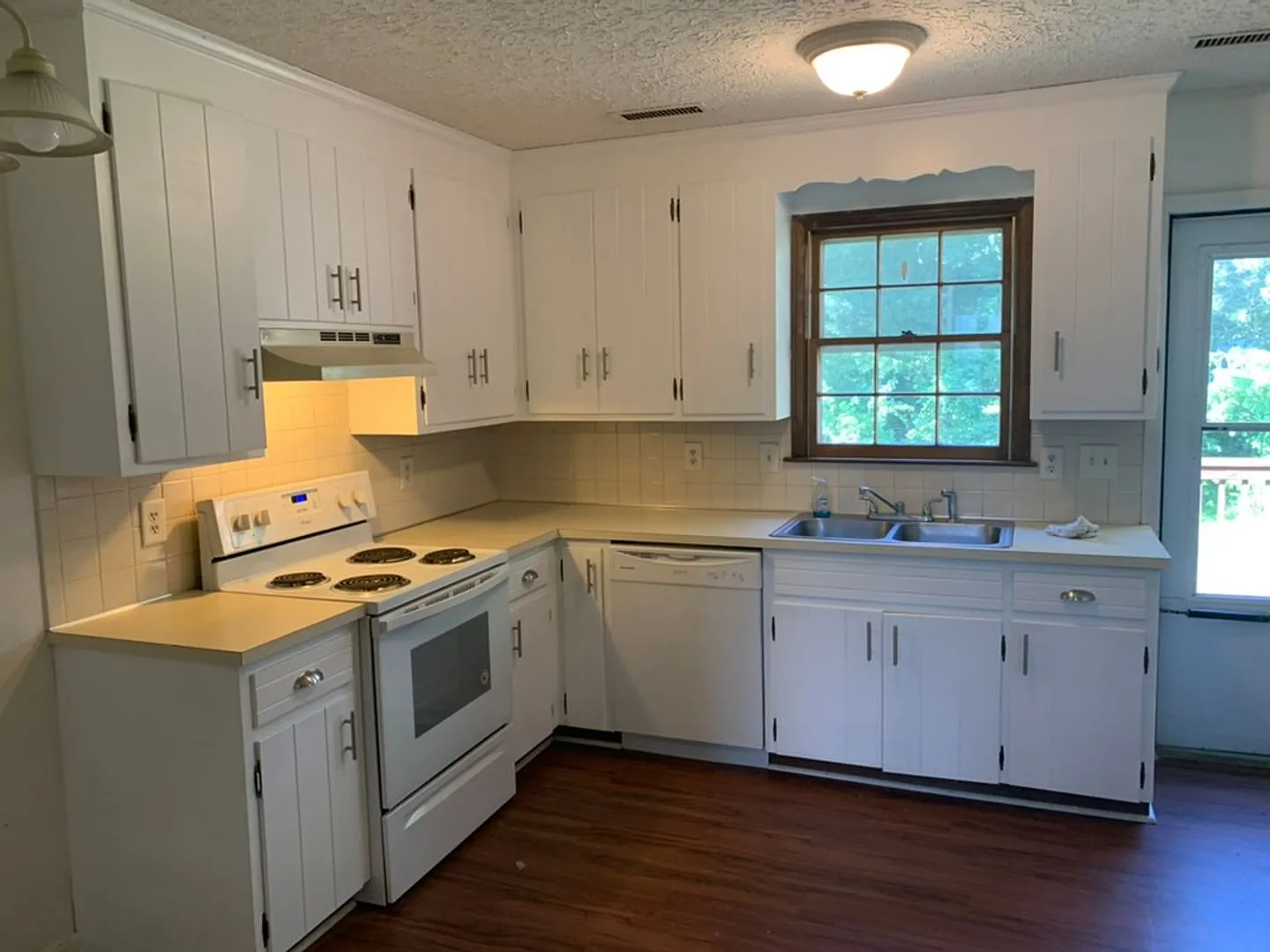 Updated 2 bedroom, 1 bath apartment with walk-out patio off of kitchen, and updated flooring. — Photo 2