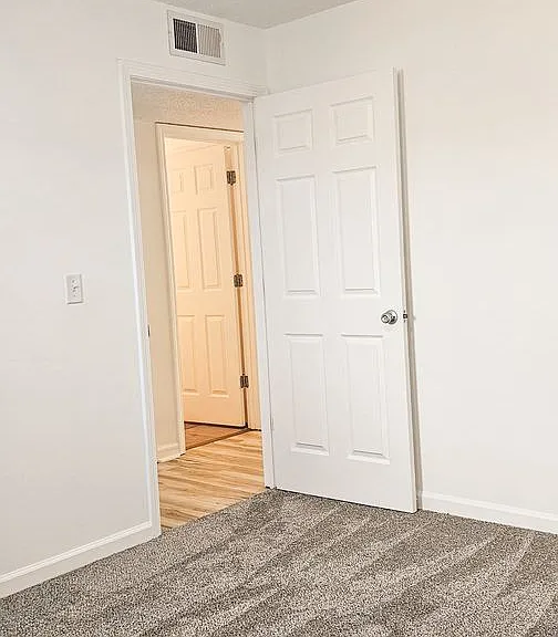 Beautifully updated 4 Bedroom/2 Bathroom downstairs apartment — Photo 17