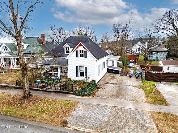2nd image of 302 Kingston St