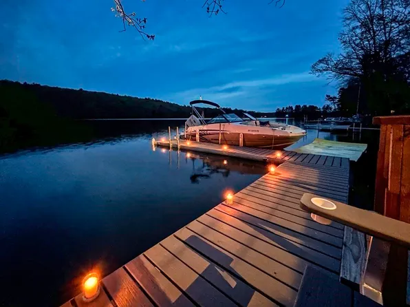56 Lakeshore Dr, Hopkinton, MA 01748