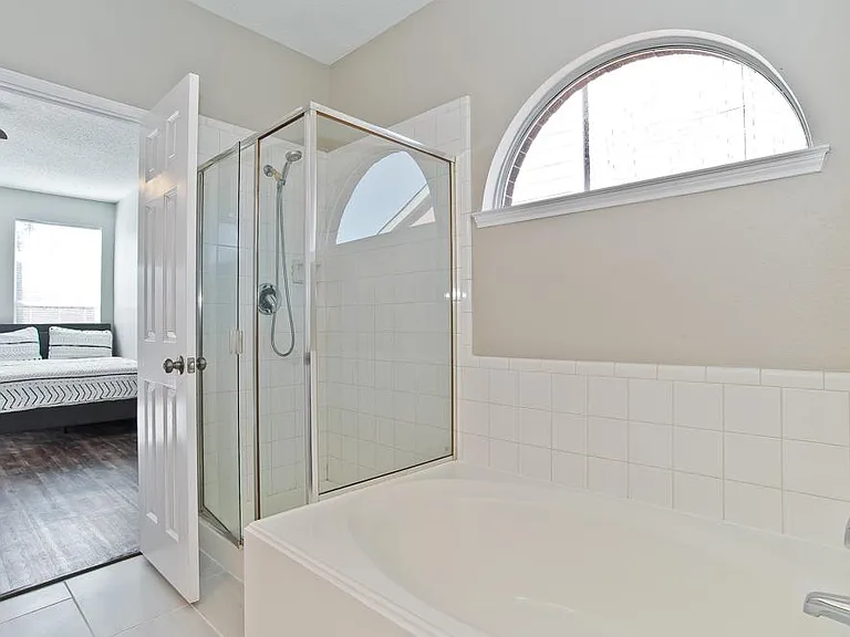 Oakwood Cir — Photo 2
