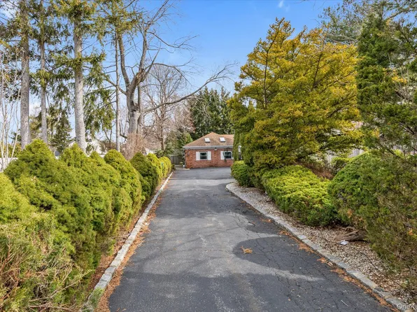 84 Horton Place, Syosset, NY 11791