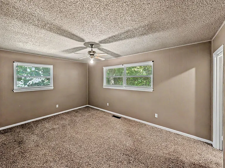 16 Evesham Ln — Photo 8