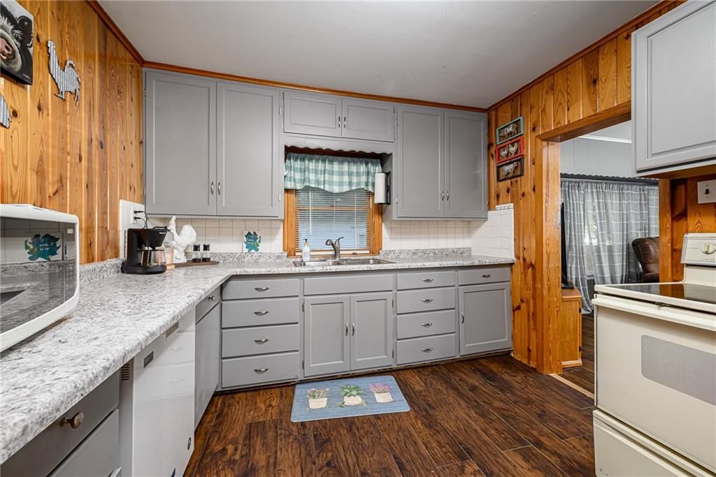 237 Allcutt Ave, Bonner Springs, KS - More