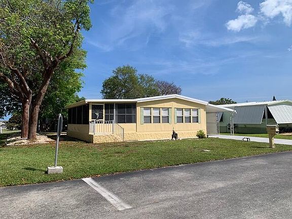 3rd image of 901 S Emerald Dr