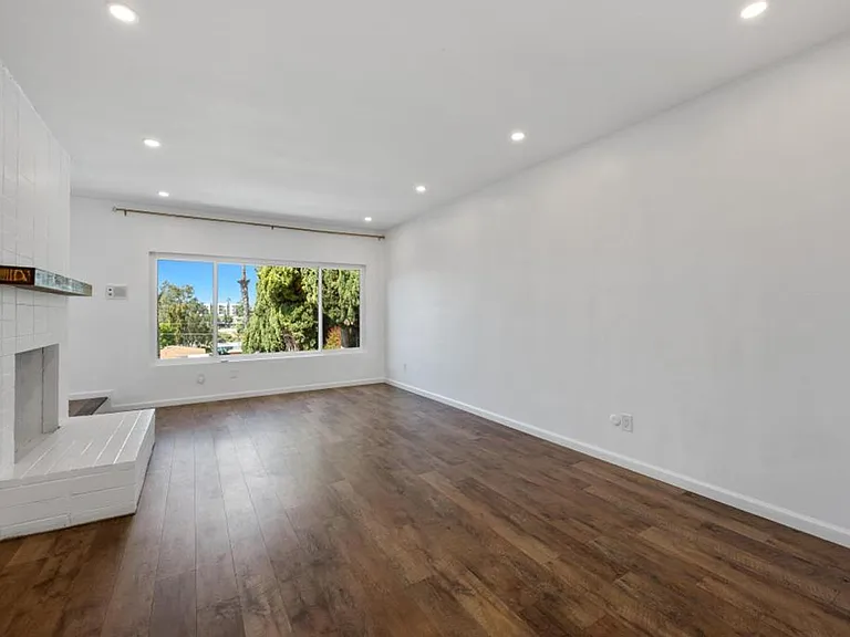 1007 Winston Dr — Photo 7