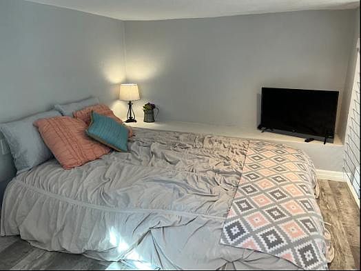 3rd image of 2867 1/2 12th Ave N #1