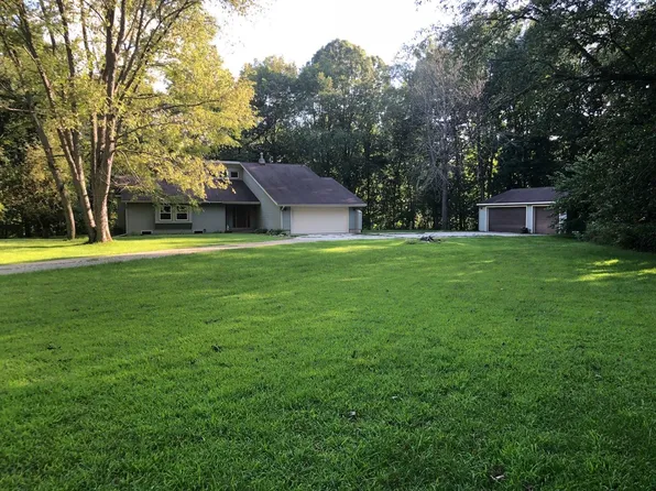 11736 Park Forest St, South Lyon, MI 48178