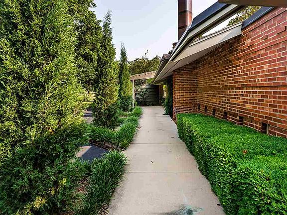 3rd image of 546 N Stratford Ln