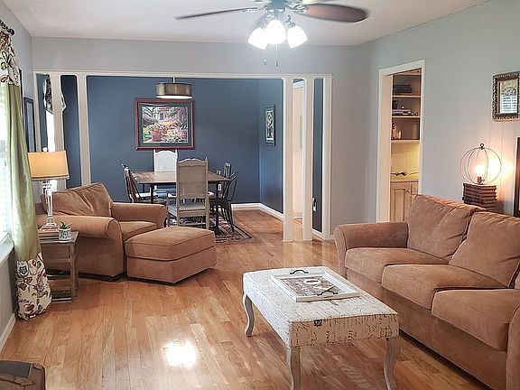 3rd image of 2823 S Black Oak Dr