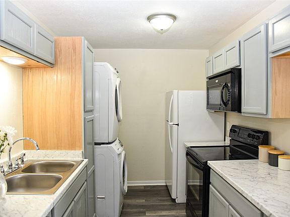 2nd image of 700 Navarro Dr #C