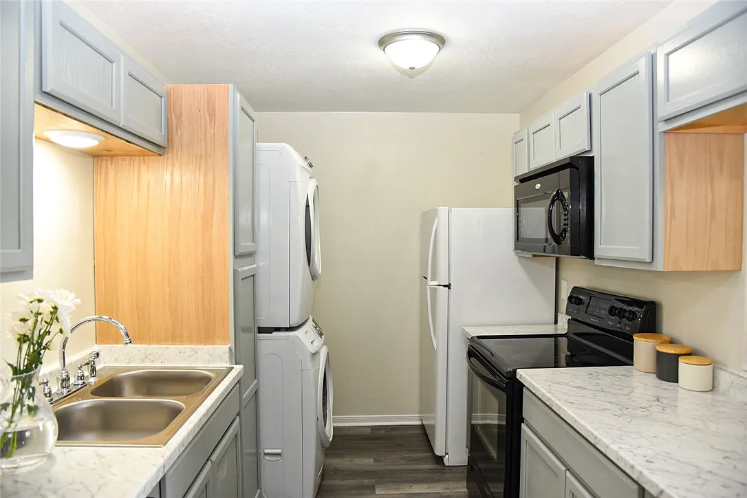 Building Photo - 700 Navarro Dr #C