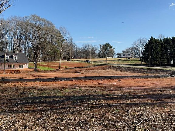 5th image of 304 Shoreham Ln