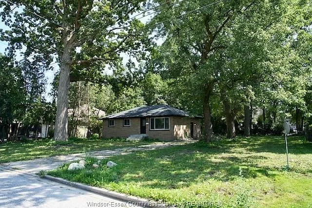 Building Photo - 955 Roseland Dr S