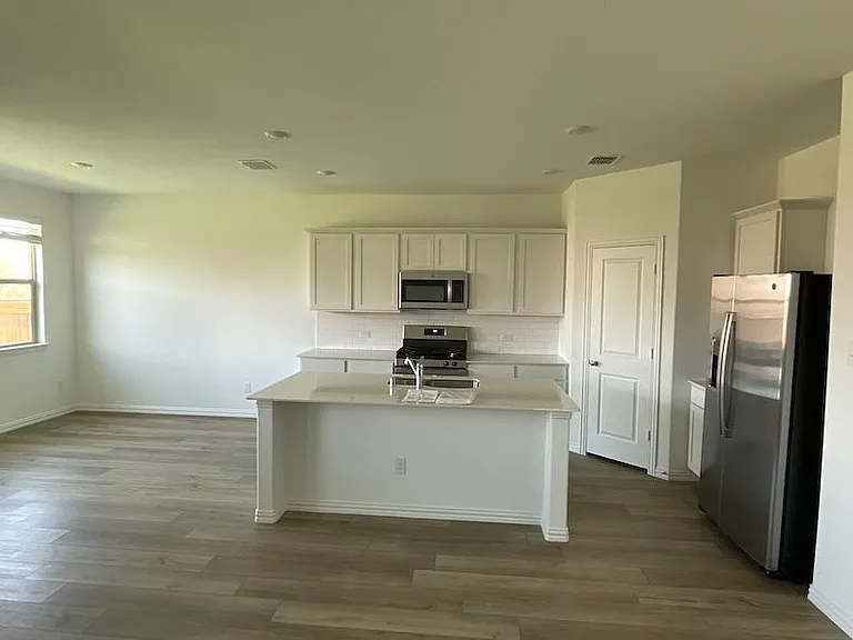 814 Blackhawk Dr — Photo 3