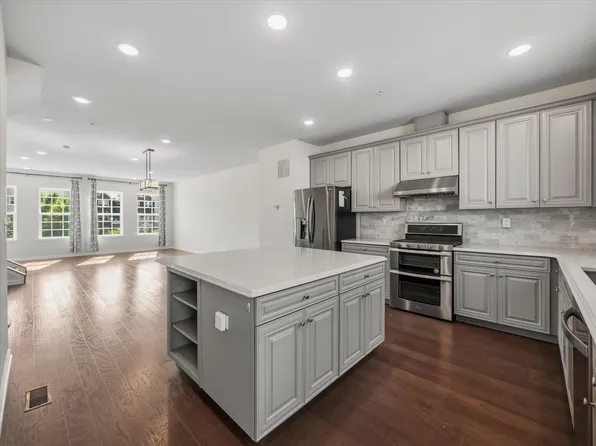 18 Litchfield Ln, Fair Lawn, NJ 07410