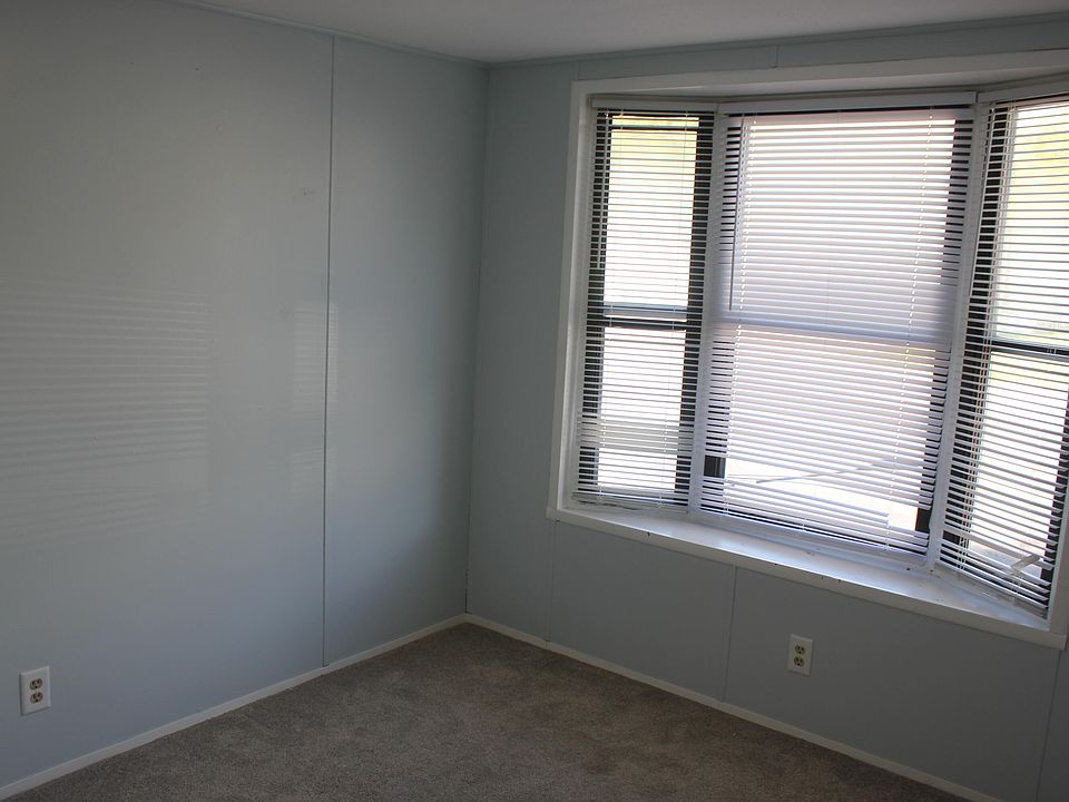 4th image of 576 Jessica St SE