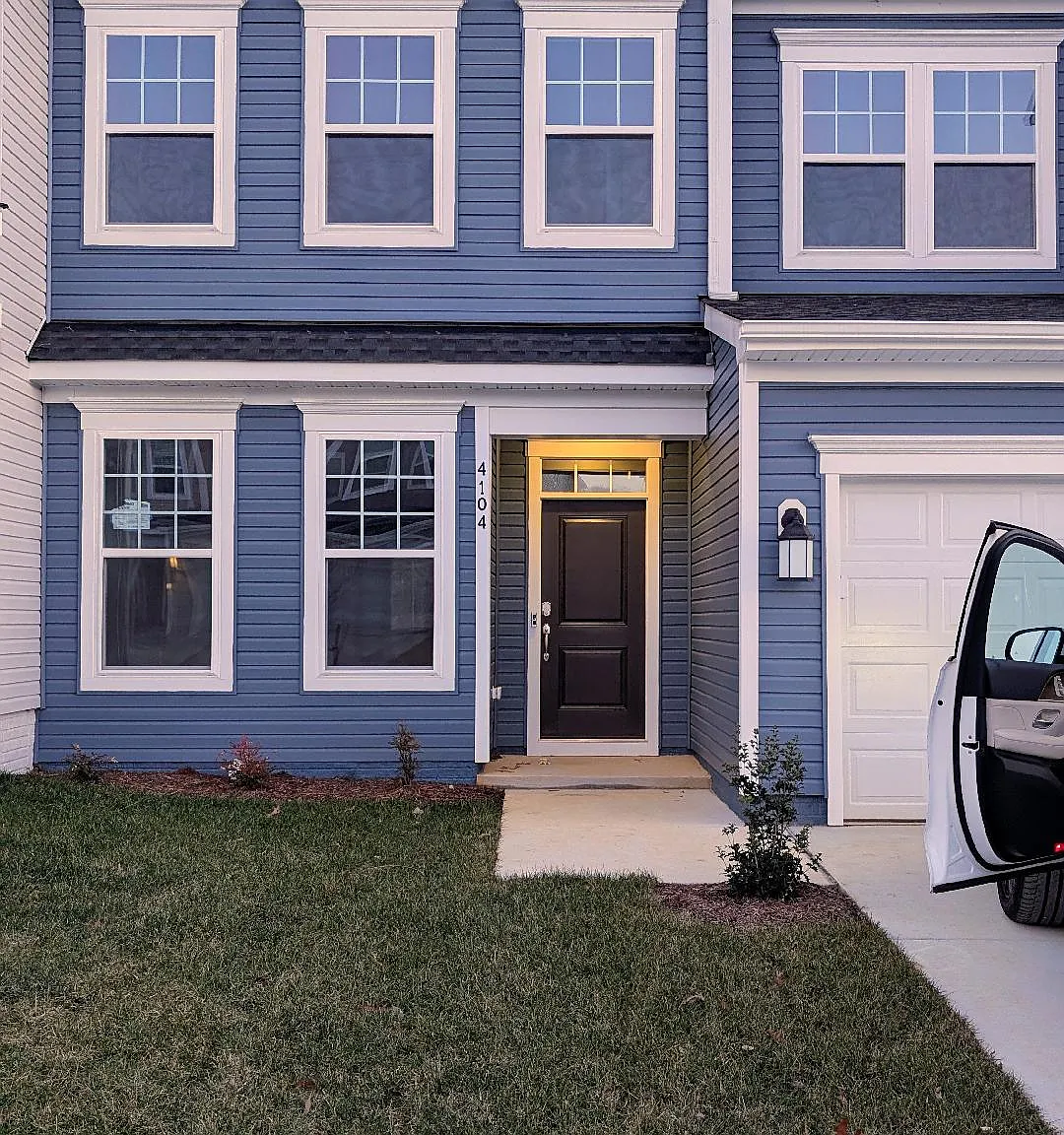 4 bed, 2463 sqft, $2,760 — Photo 2