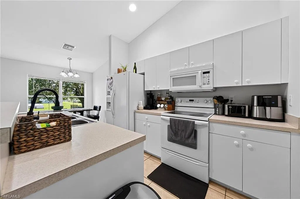 3 bed, 2.0 bath, 1458 sqft, $1,900 — Photo 3