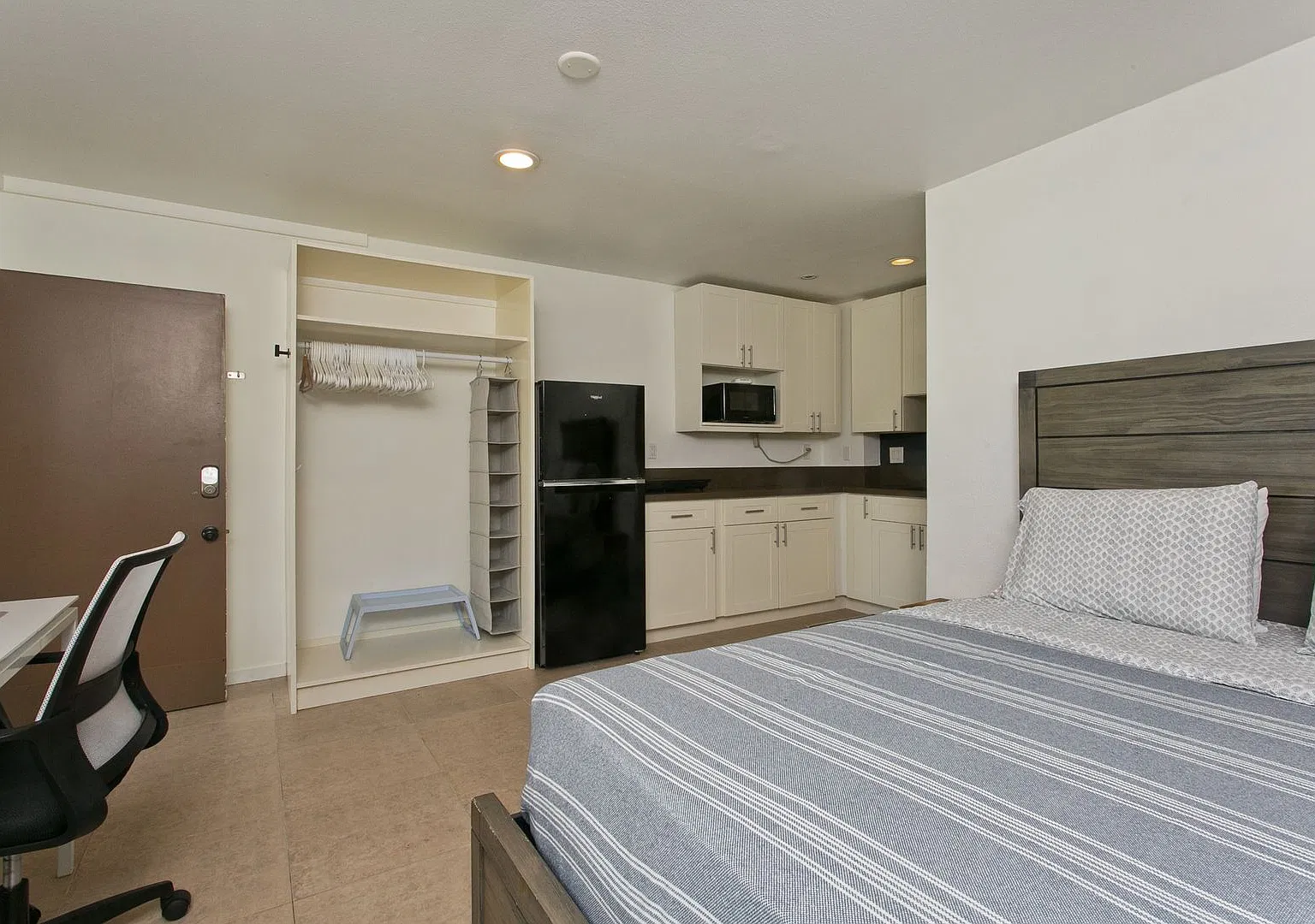 Move-In Ready End Studio With Breathtaking Views $2300/Mo — Photo 3
