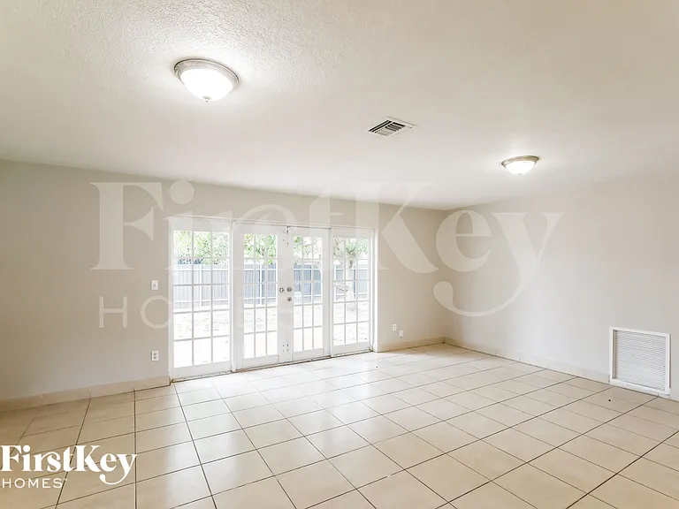 4115 NW 185th St — Photo 3