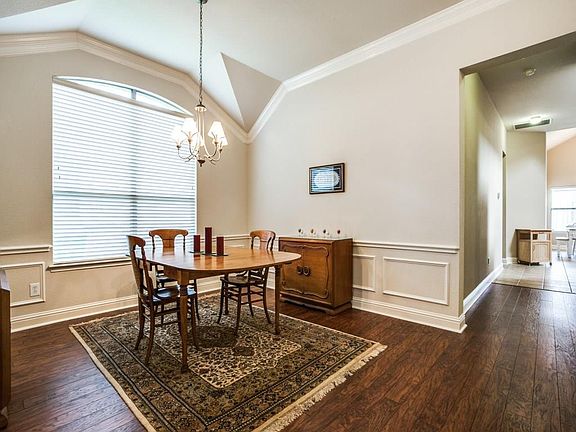 5th image of 211 Vernon Dr
