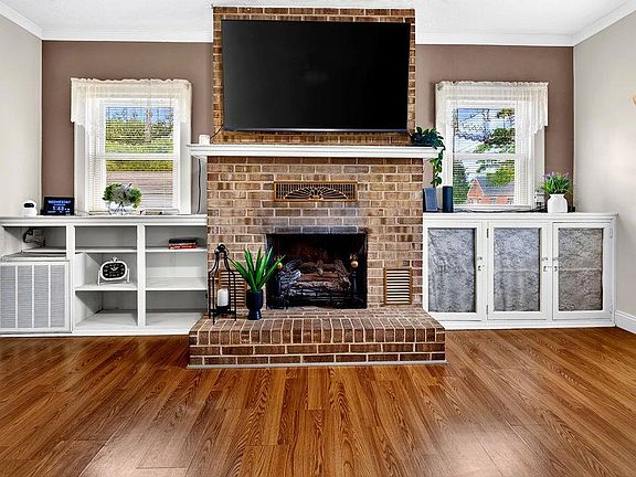 3rd image of 304 N Oak Ln