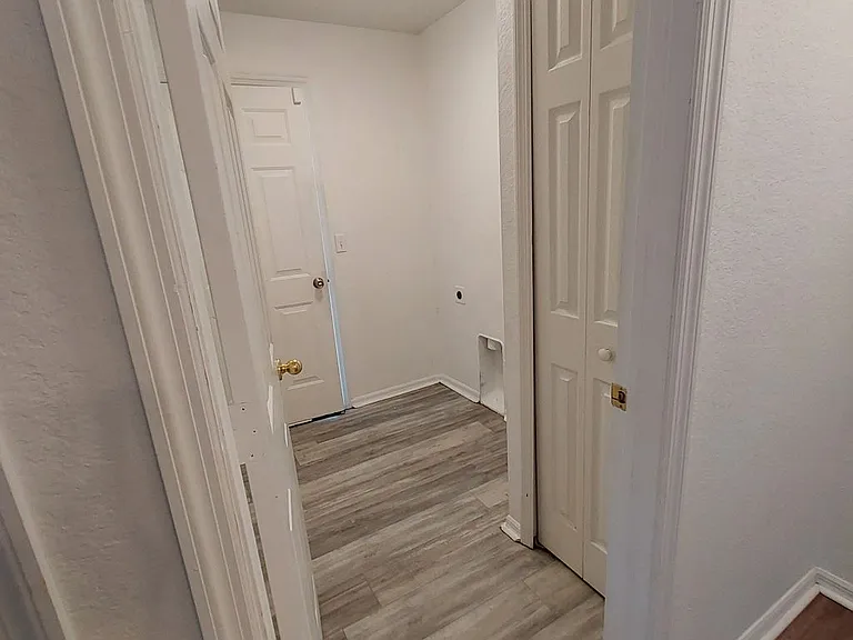 GARAGE ENTRY/LNDRY RM