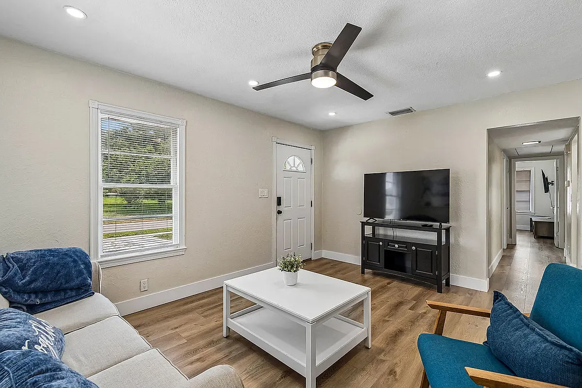 3 bed, 1.5 bath, 1142 sqft, $2,650 — Photo 4