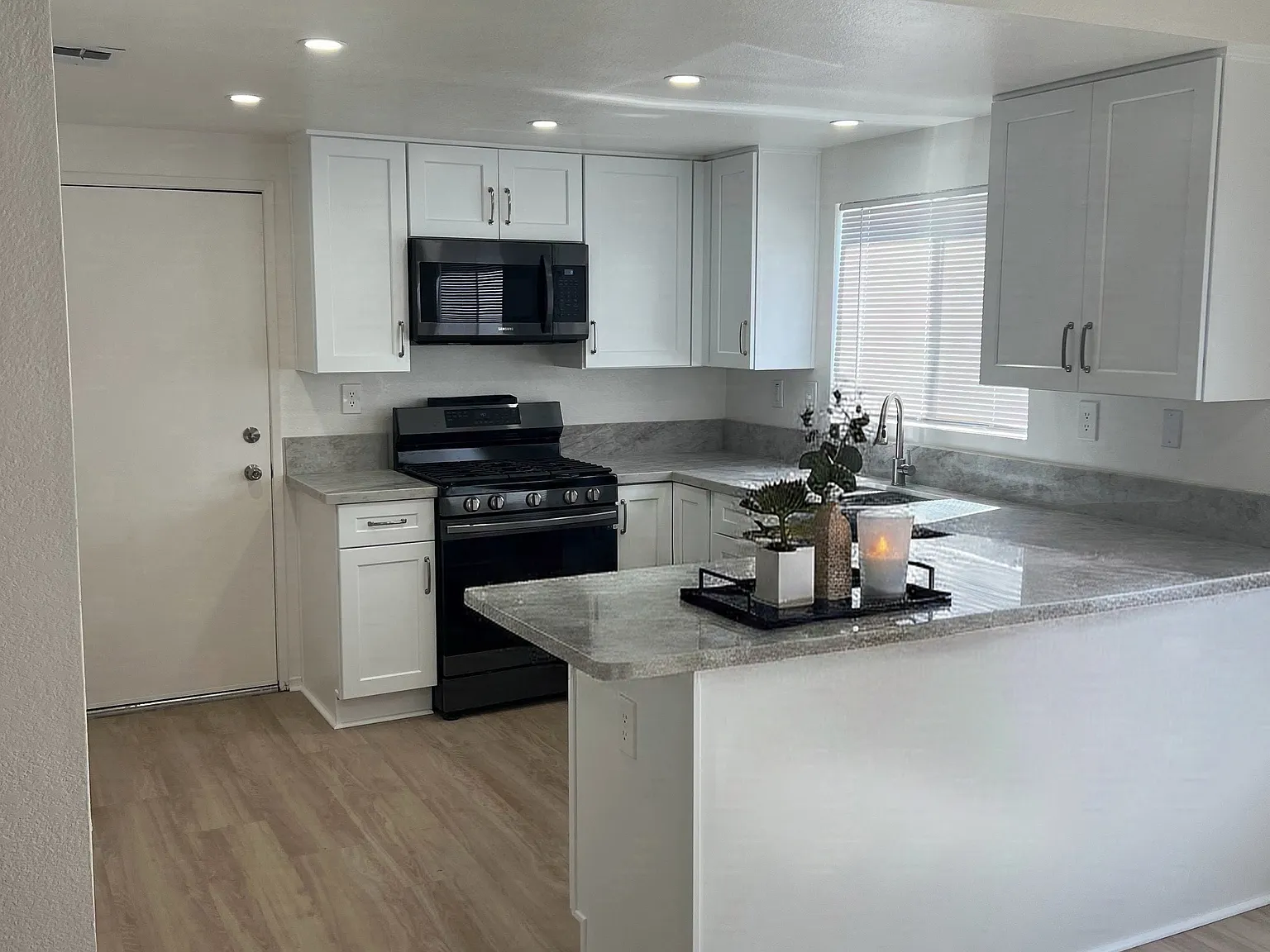 3 bed, 1364 sqft, $3,100 — Photo 2
