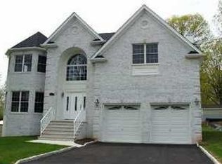 6 Elizabeth Ct, Colonia, NJ 07067