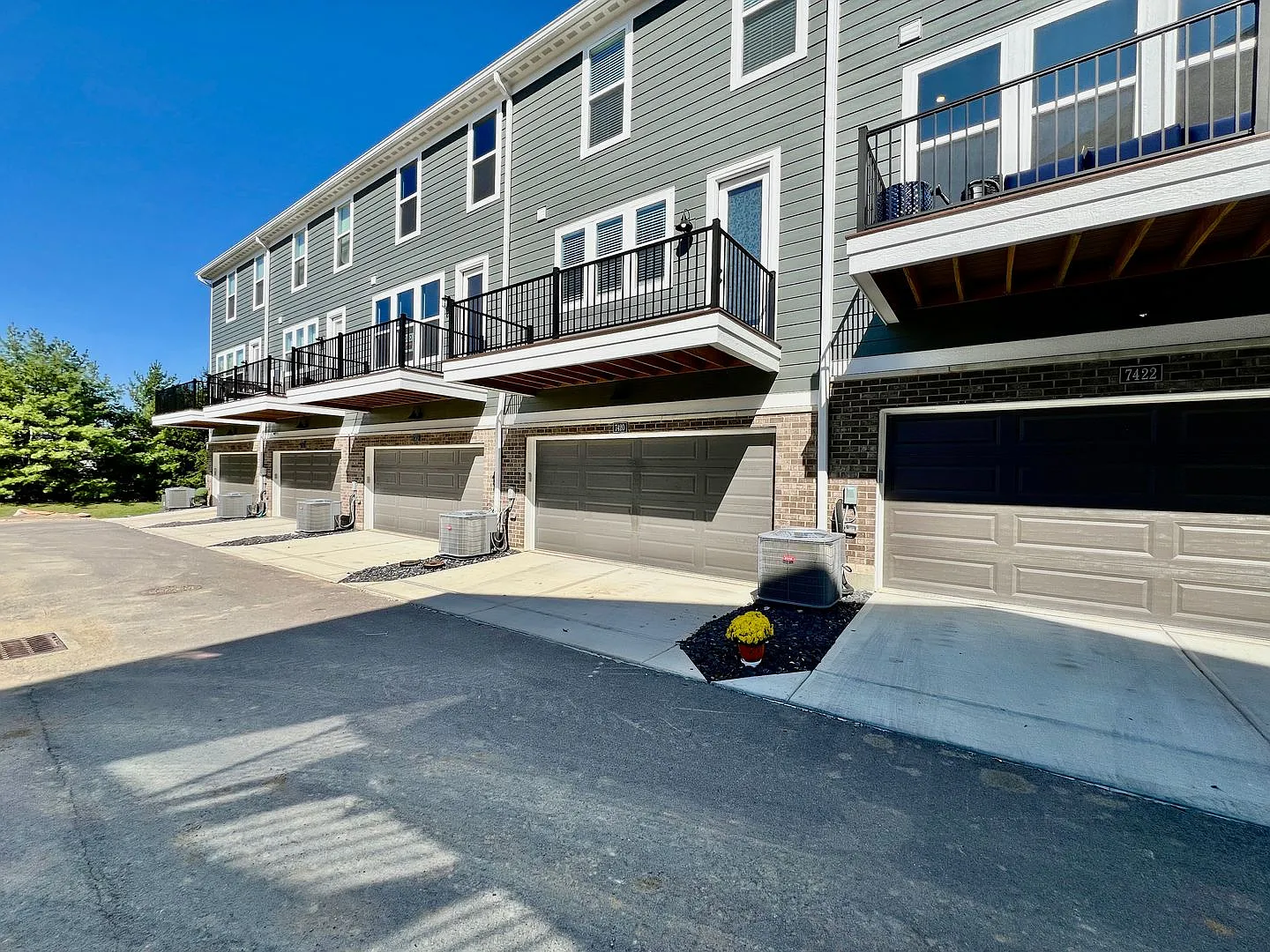 Central, luxury townhome in the heart of Liberty — Photo 2