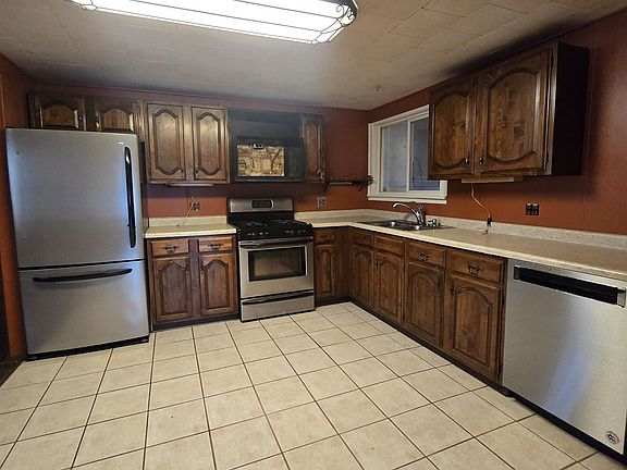 3rd image of 7424 N River Rd