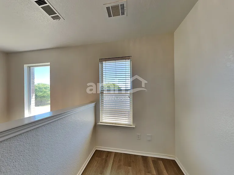 1137 Boxwood Dr — Photo 9
