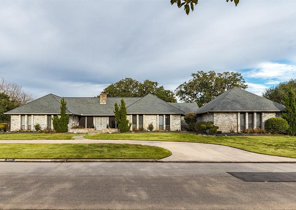 1st image of 2241 Lake Forrest Dr