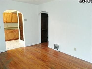 3rd image of 130 Beverly Ct