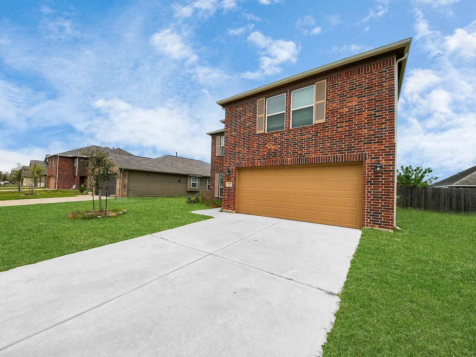3 bed, 2.5 bath, 1987 sqft, $2,100 — Photo 3