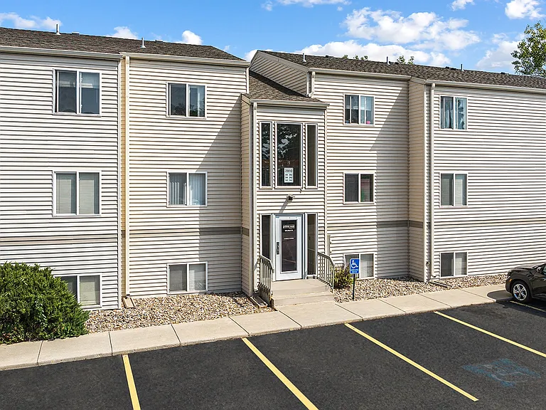 Pointe West Apartments — Photo 11