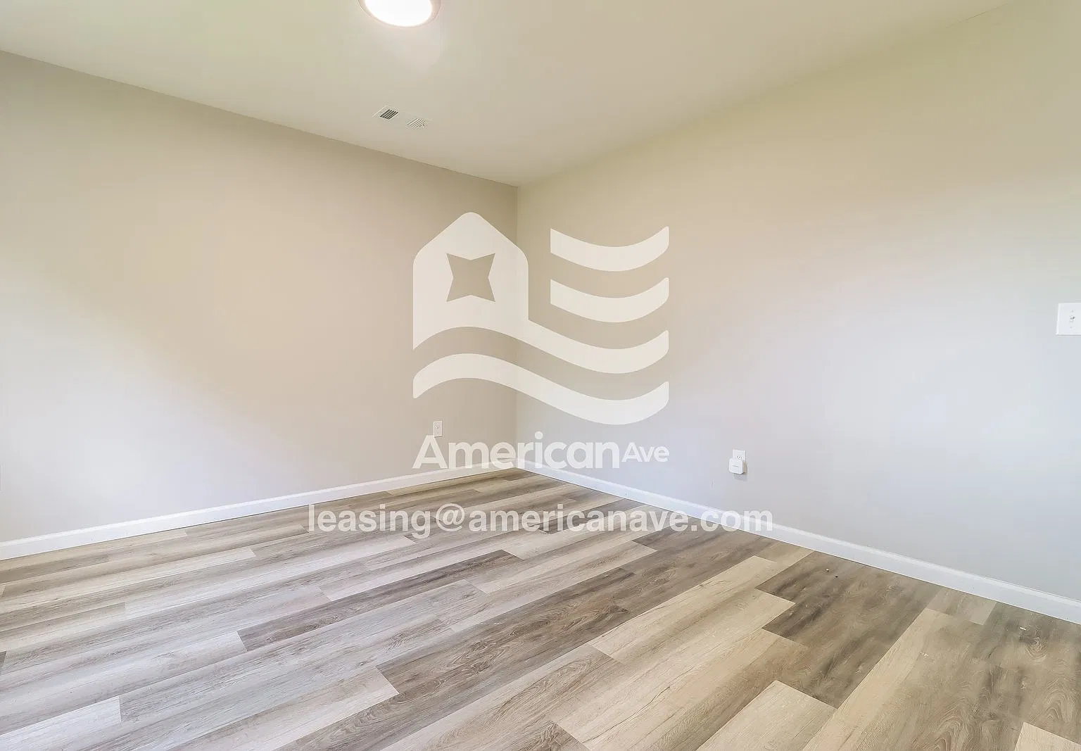 3 bed, 1.0 bath, 1001 sqft, $1,597 — Photo 2